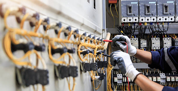 Professional Electrician technician working in Bingham Farms, MI